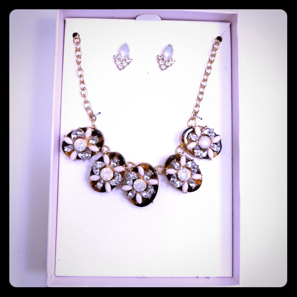 Womens costume jewelry